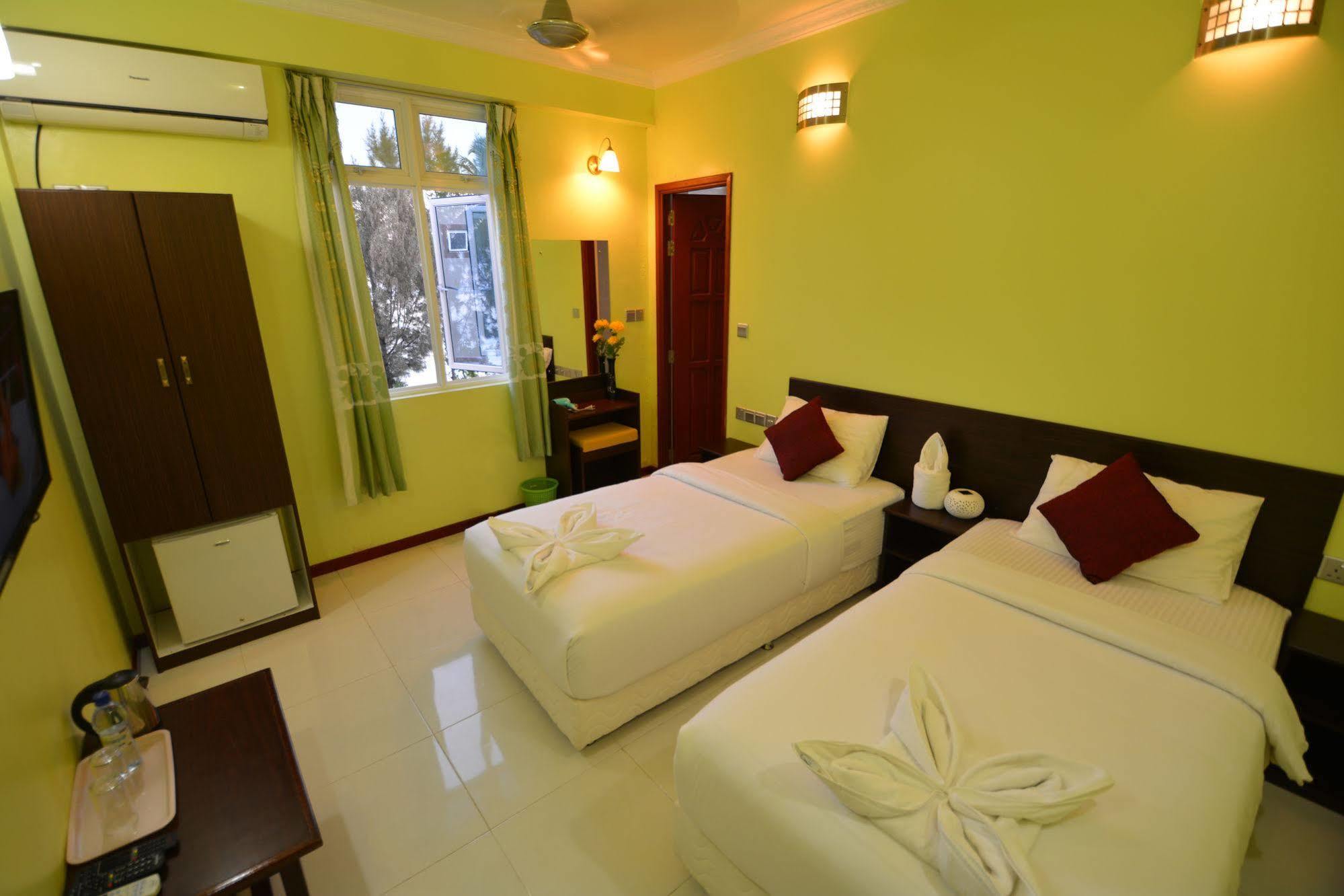 Coral Queen Inn Hulhumale Exterior photo