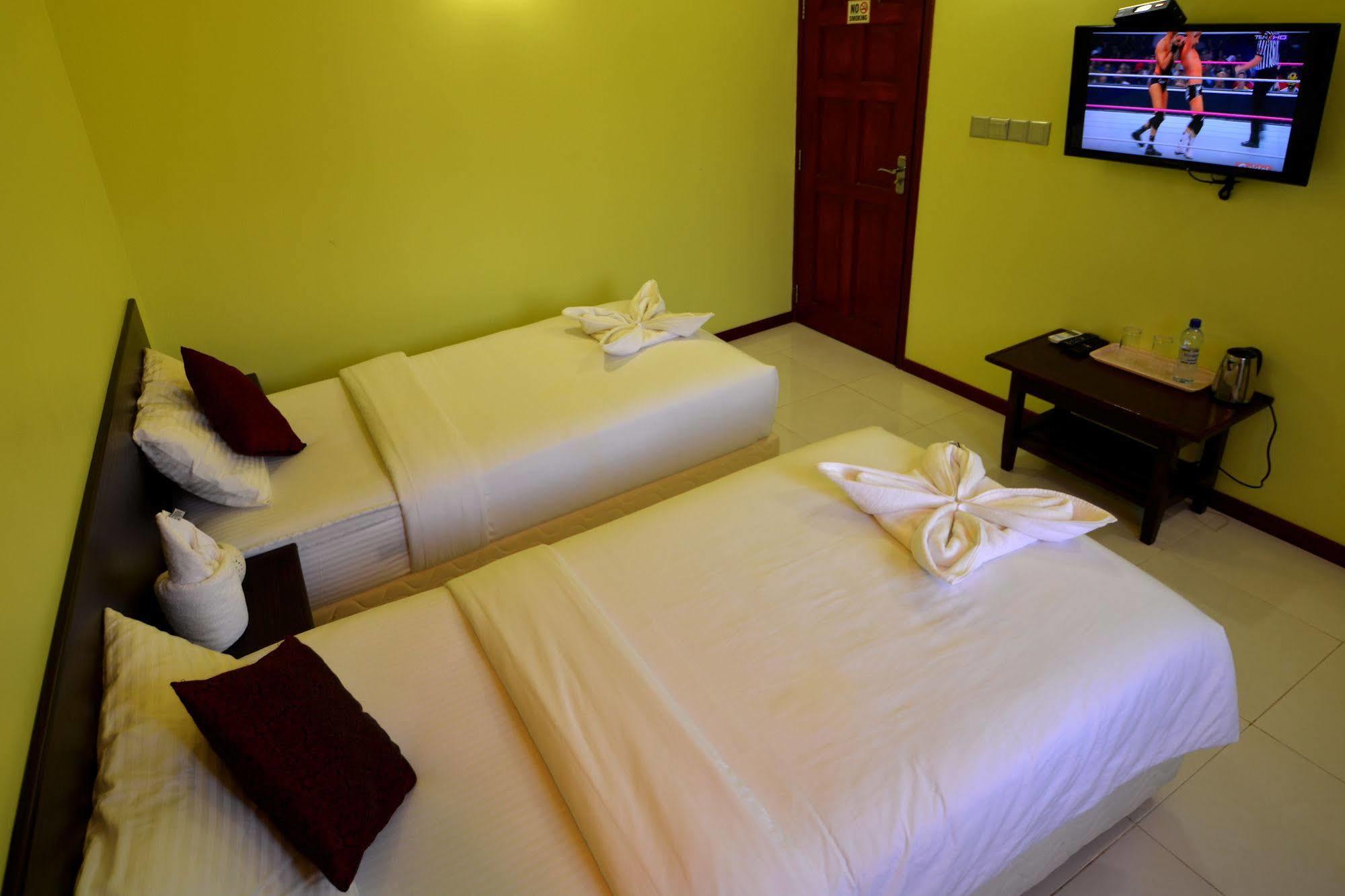 Coral Queen Inn Hulhumale Exterior photo